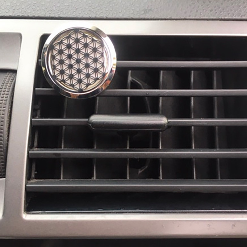 Diffuseur d'huiles essentielles pour voiture, objet discret en inox.